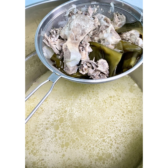 冷凍湯底。自家熬煮。大骨昆布高湯（冷凍包）。火鍋湯底。