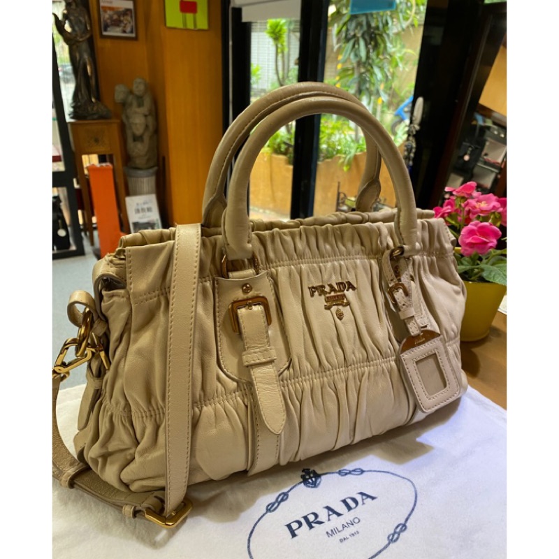 美麗堡outlet精品 PRADA 過季真品 BN1407 牛皮皺摺高菲(小) 手提二用拉鍊包 象灰色 特價【現貨】