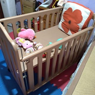 嬰兒床(附乳膠床墊) 可折疊 可推移 有滾輪 旁邊桿可升降高低