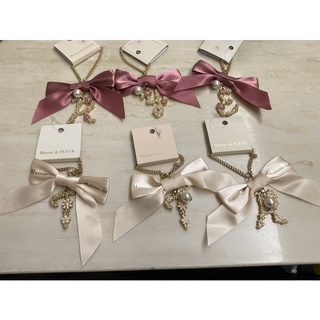 全新Maison de FLEUR 蝴蝶結字母吊飾真品