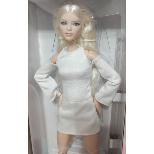 收藏型芭比娃娃黑標2021 Barbie Looks#6雪白肌高個子白金髮女娃/瑜伽體/超級可動關節體/盒損現貨