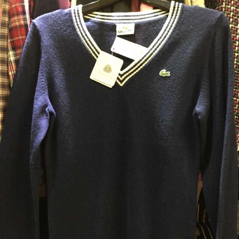 ［變身館日本服飾］～Lacoste ～鱷魚～針織衫～毛衣～上衣～V領～日本購入～全新現品～喀什米爾羊毛～M(40)～深藍