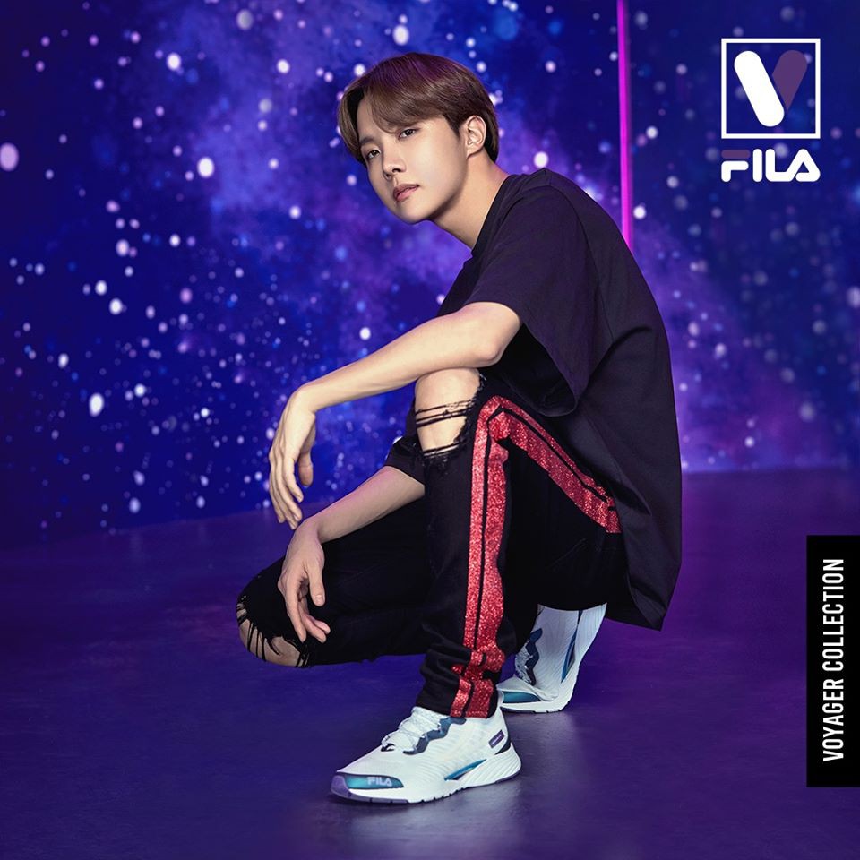 FILA VOYAGER RGB BTS白色中性星空慢跑鞋-4J039U522