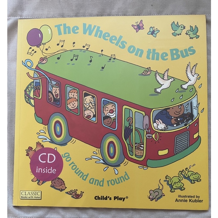 二手英文童書》正版大開本 The Wheels on the Bus 洞洞書+CD｜廖彩杏書單。有包書套