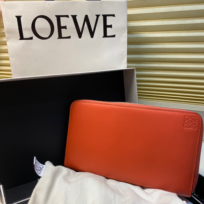 ［9成新］Loewe質感小牛皮橘色長夾，可當護照、出國旅行皮夾、手拿包
