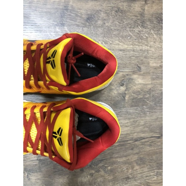 KOBE 4代 籃球鞋，黃紅潑墨配色