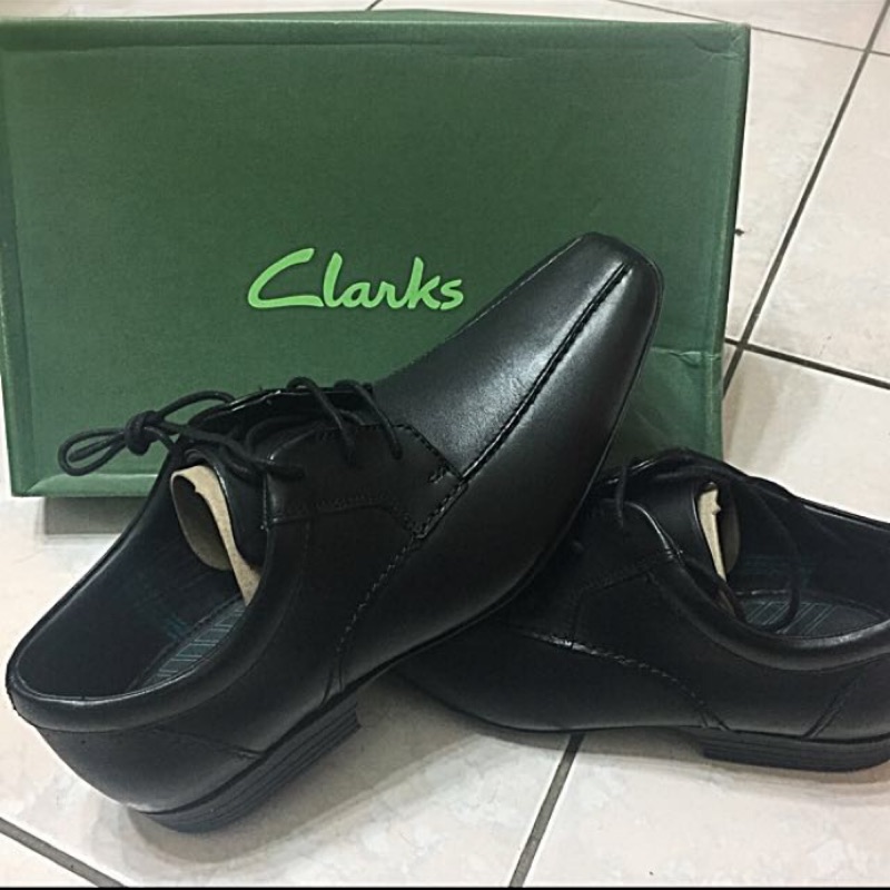 再降！全新 Clarks 尖頭皮鞋  忍痛出清 uk6 us8差不多 8要穿的話可能要腳窄的或是拿鞋楦撐寬