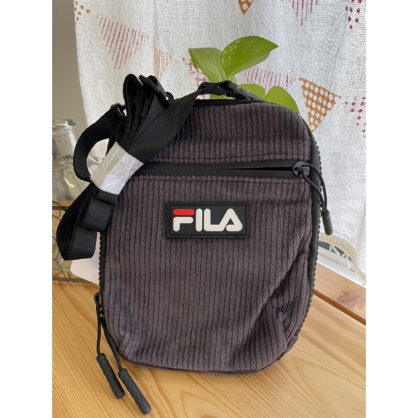 FILA  小巧燈芯絨斜背包 肩背包 側背包 單肩包 隨身包 護照包 鐵灰色