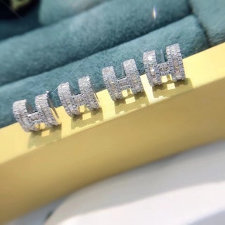 璽朵珠寶 [ 18K金 字母 鑽石耳環 ] 微鑲工藝 時尚設計 鑽石權威 婚戒顧問 婚戒第一品牌 鑽石 耳環 GIA