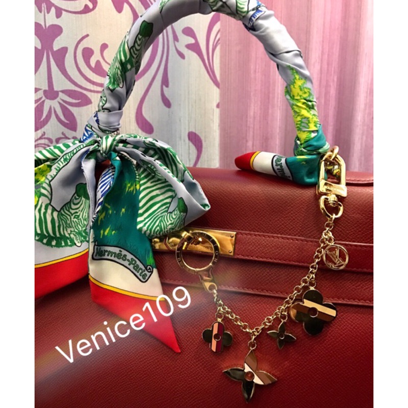 Venice 日本連線代購法國拉法葉百貨專櫃購入Lv手袋吊飾掛鏈全新lv logo包鍊金銀兩色
