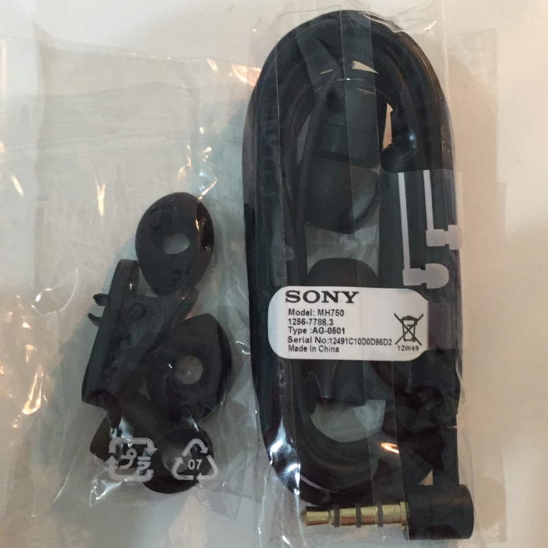 Sony原廠耳機（MH750)(3.5孔皆可使用）