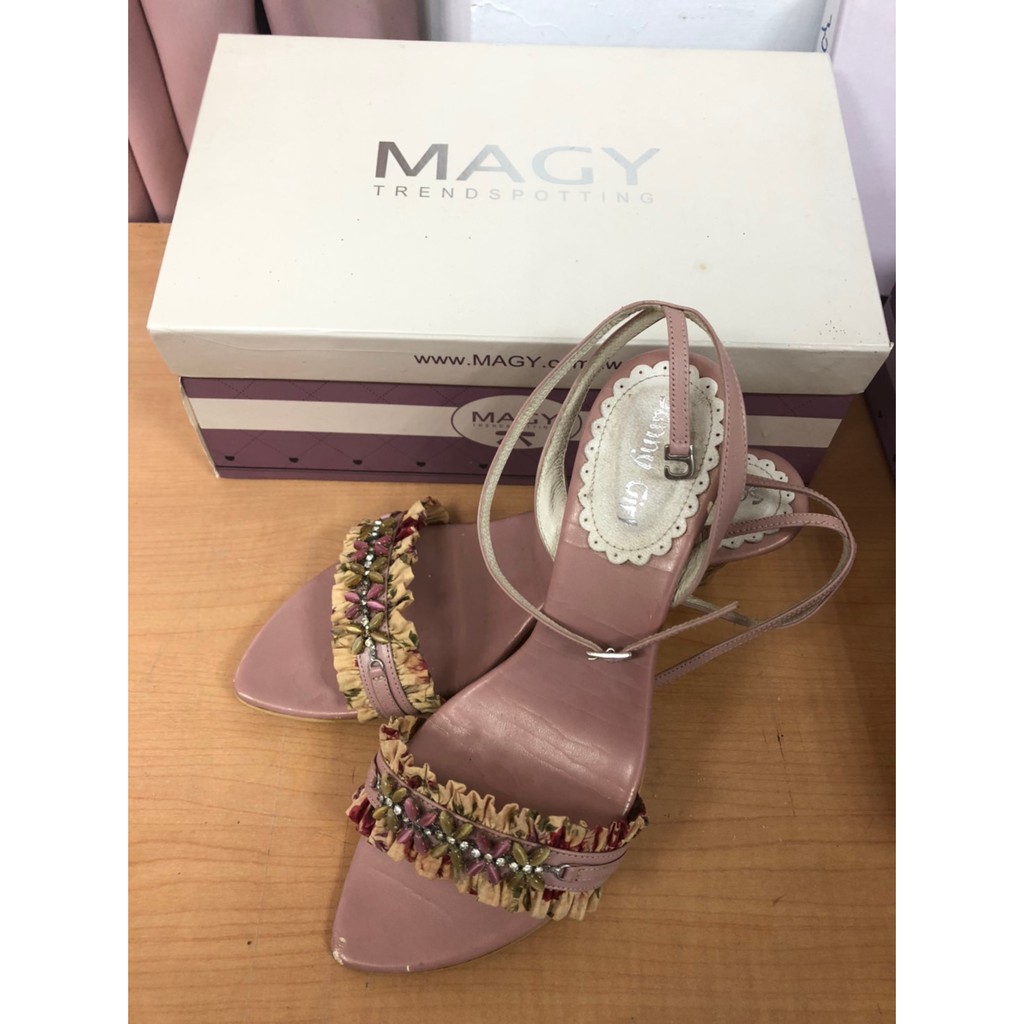 二手現貨【 MAGY瑪格 粉色刺繡跟鞋 23.5公分】台灣製