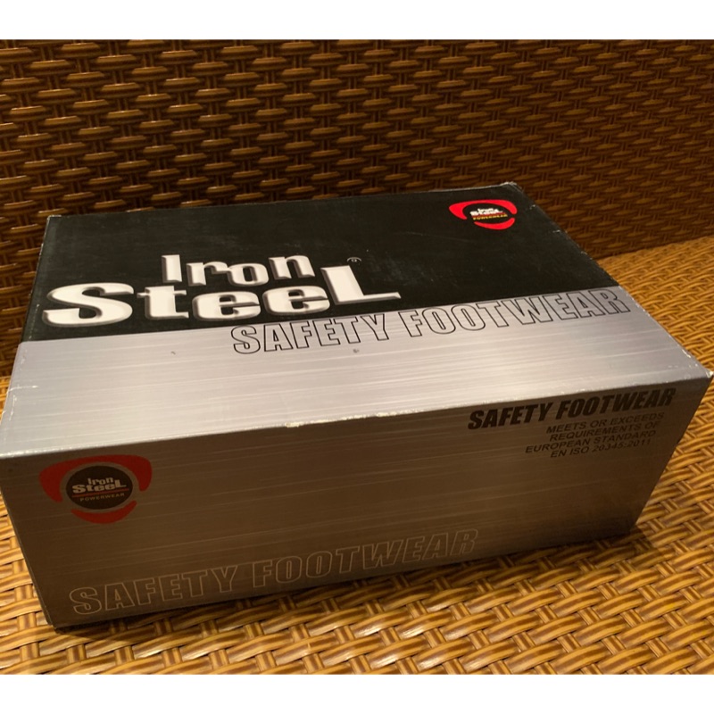 Iron SteeL T214N 經典設計安全鞋（全新）