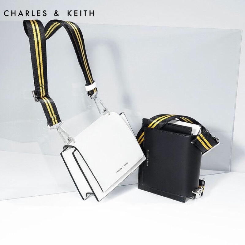 CHARLES & KEITH(小CK)掀蓋式斜背包-白色 原價$1690