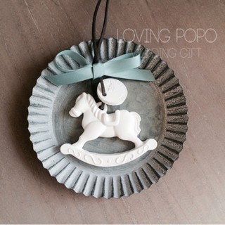 🌿Loving popo🌿旋轉木馬 擴香吊飾 交換禮物 精油 小木馬擴香石 香磚 吊牌 聖誕禮物 英國梨與小蒼蘭