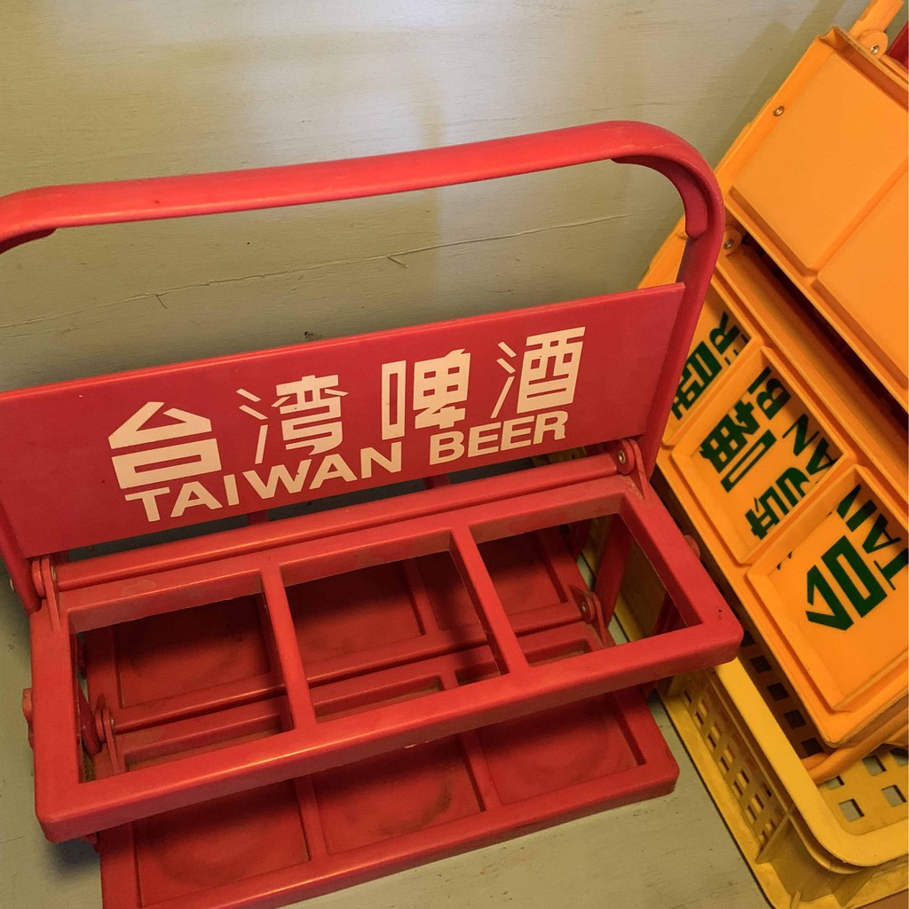 廢費物♥台灣啤酒架♥ 黃、紅色一起賣♥發現拿來買手搖也很帥但不方便