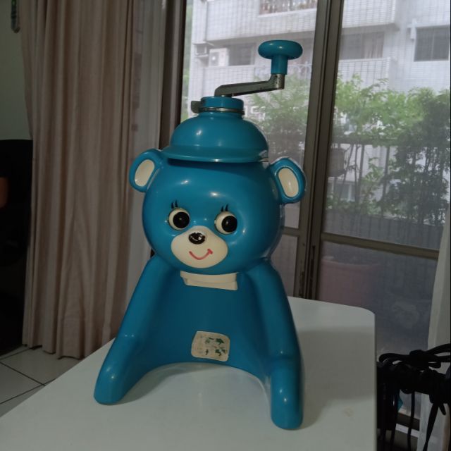 歐吉桑擺攤 古董級「手搖剉冰機」日本製 安全 可讓小朋友使用增加趣味。