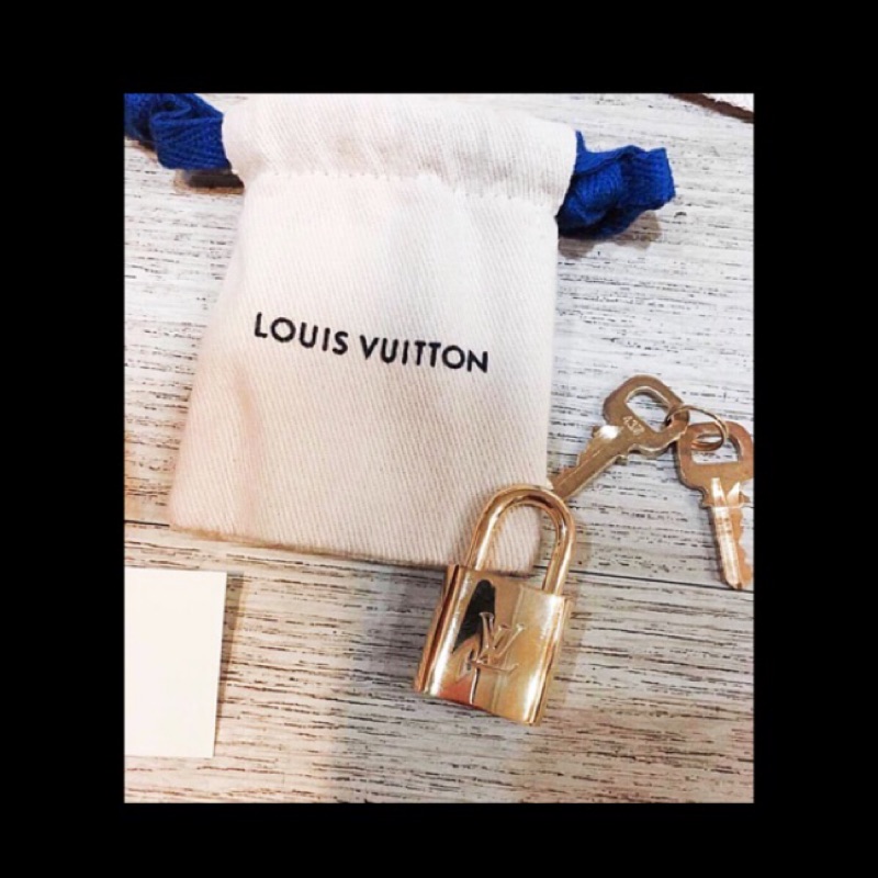 LV 正版 路易威登LOUIS VUITTON附防塵套 絨布套 鑰匙圈 吊飾 項鍊 行李鎖1鎖頭2鑰匙/防塵套/紙盒