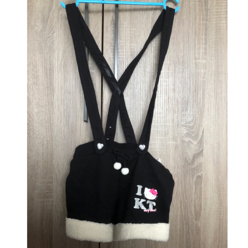 【清衣櫃大拍賣】全新 三麗鷗 Sanrio Hello Kitty 毛球黑色吊帶短褲 120cm