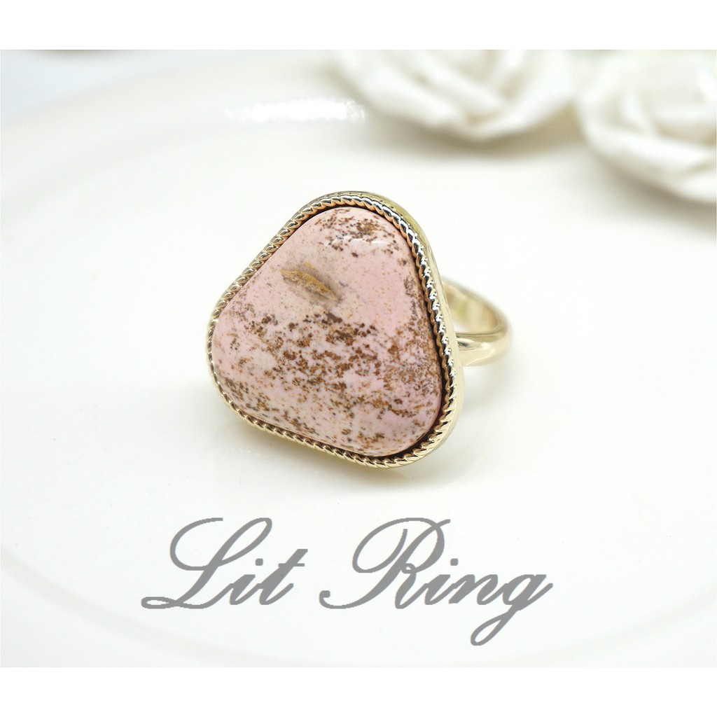 Lit Ring 薔薇粉色三角松石戒指 夢幻浪漫粉紅色寶石三角形幾何個性金邊金色戒指飾品首飾 蝦皮購物
