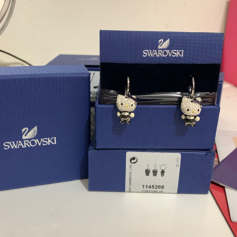 SWAROVSKI 施華洛世奇限量Hello Kitty黑鉻立體造型耳環(二手)