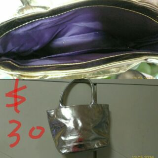 金色手提小包包