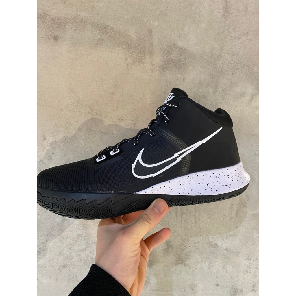 harga nike kyrie flytrap