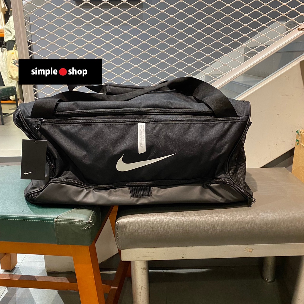 【Simple Shop】NIKE LOGO 行李袋 足球 側背包 運動手提袋 大容量 旅行袋 CU8090-010