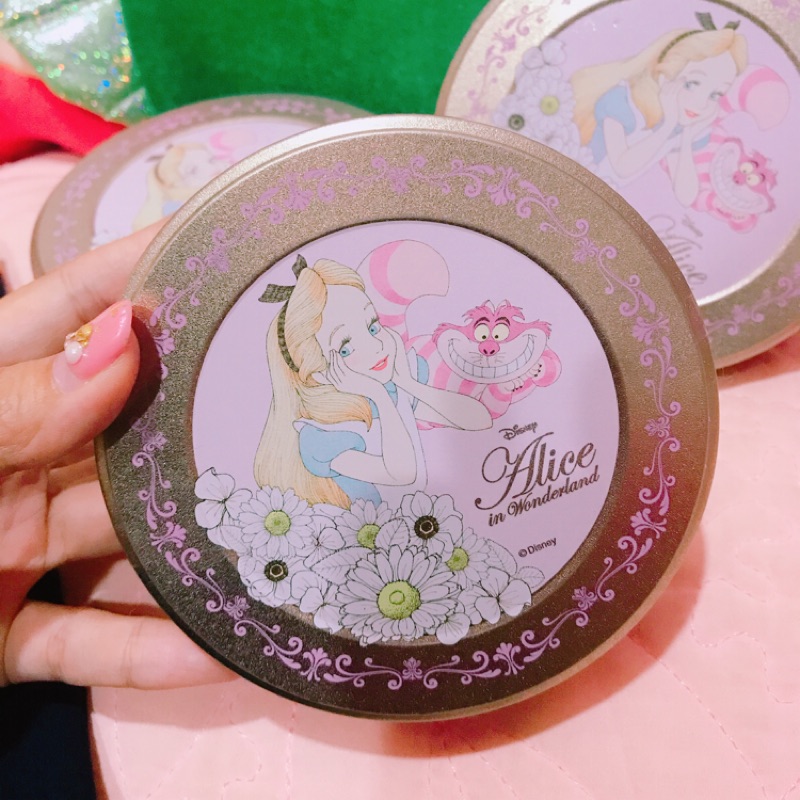 ✨絕版現貨✨🎀朵兒日本代購 迪士尼系列 愛麗絲 鐵盒餅乾 粉紅 日本帶回 愛麗絲夢遊仙境