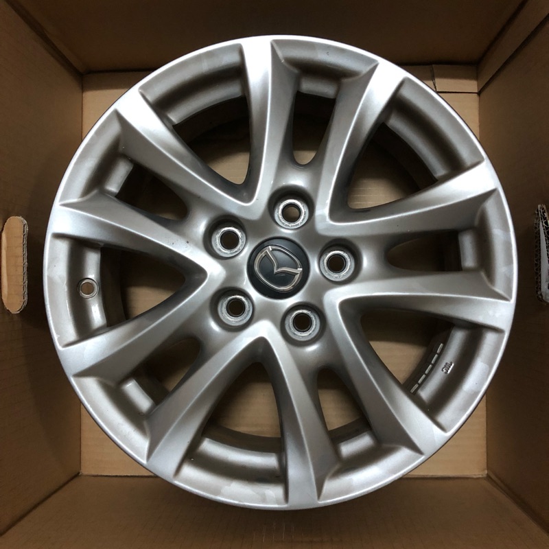Mazda3 2018年款，原廠16吋鋁圈。