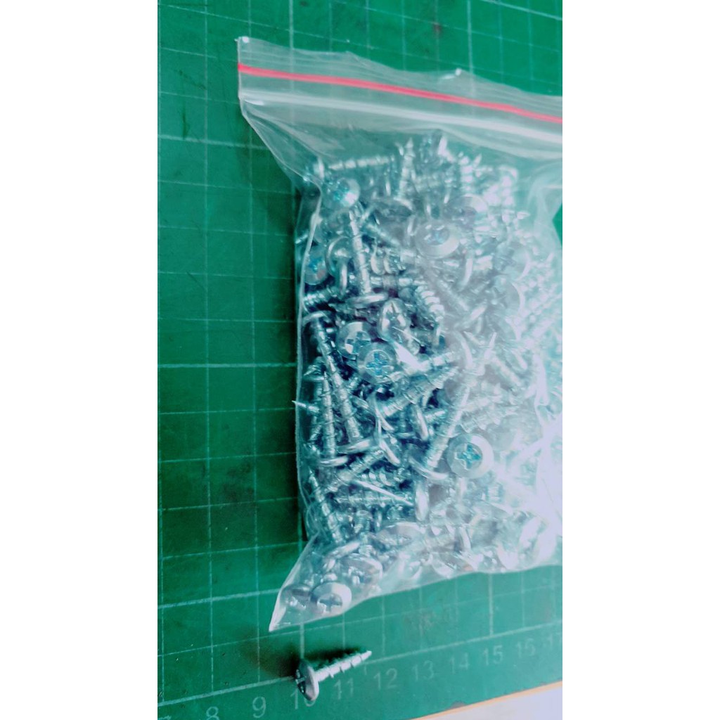 電鍍的水泥螺絲 18mm大約250支無須塑膠塞子鑽孔後直接鎖(如物品太重的-請用壁虎喔!安全最重要)