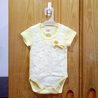 嬰幼兒 女寶寶 蕾絲蝴蝶結 圓領短袖連身包屁衣 3~9m 鵝黃色