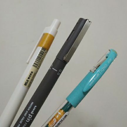 8成新筆類出清 MUJI自由換芯按壓滑順膠墨筆0.5藍/U-ni0.5深灰代針筆&amp;0.38限定色