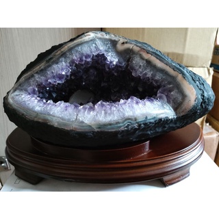 烏拉圭紫水晶晶洞，帶方解石，淨重5.3公斤，長30、寬20、高20，洞深7公分，方便放手珠手排消磁，附訂製實木底座