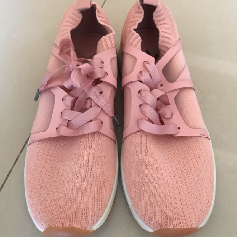 粉紅色襪套式運動球鞋