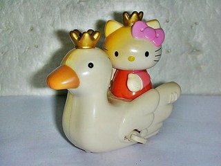 L.(企業寶寶公仔娃娃)少見2002年麥當勞發行歡樂城市 Hello Kitty與白天鵝迷你車結伴遊距今有15年