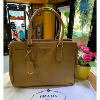 美麗堡outlet精品 PRADA BN1801 Saffiano 二用殺手包 (小-卡其)【現貨】