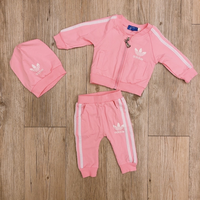 adidas babies 嬰幼兒粉紅色休閒運動套裝 3葉草外套運動褲附同系列小帽子
