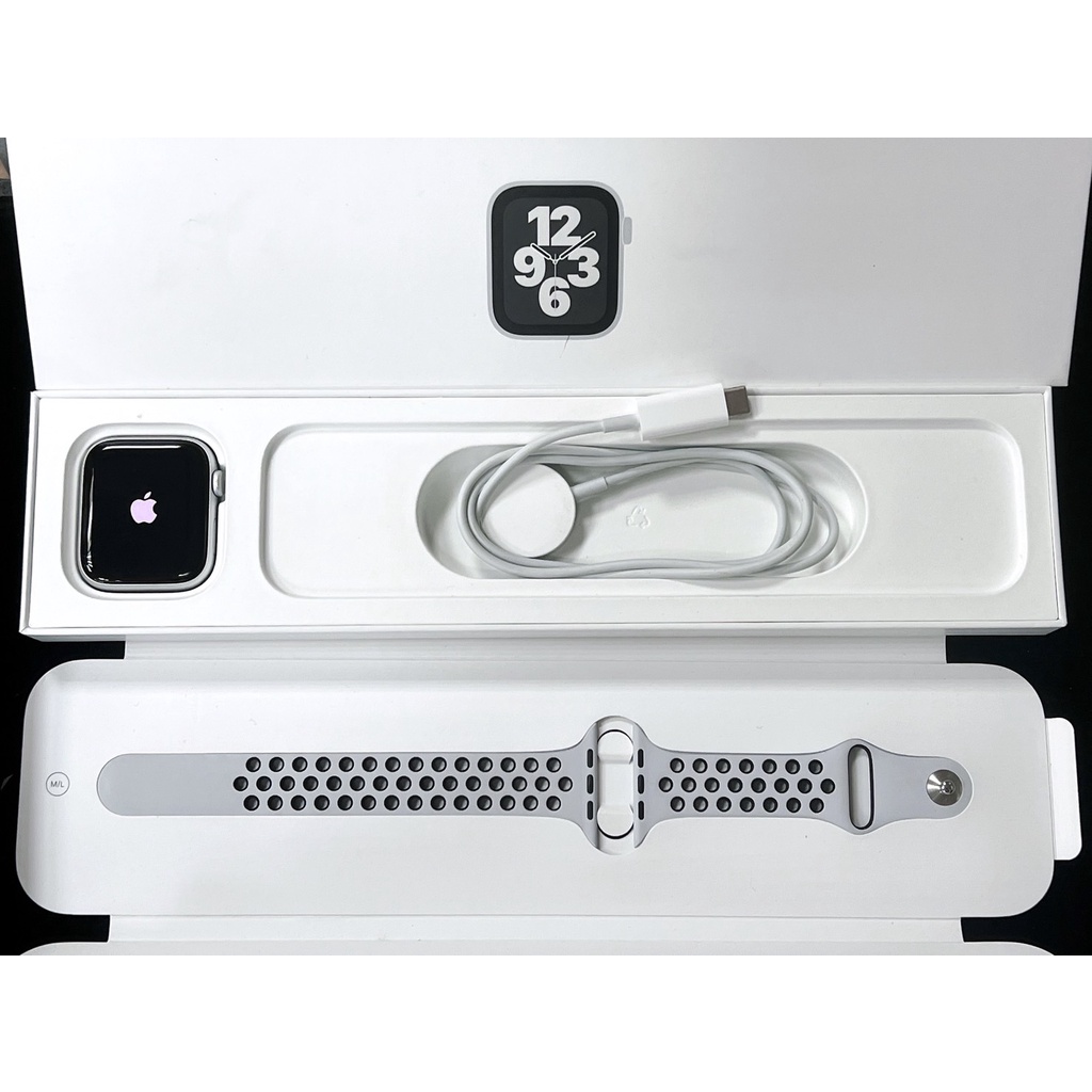【直購價 :6,900元】Apple Watch SE GPS 44mm 銀色鋁金屬+灰色運動錶帶 (9成新 保固內)