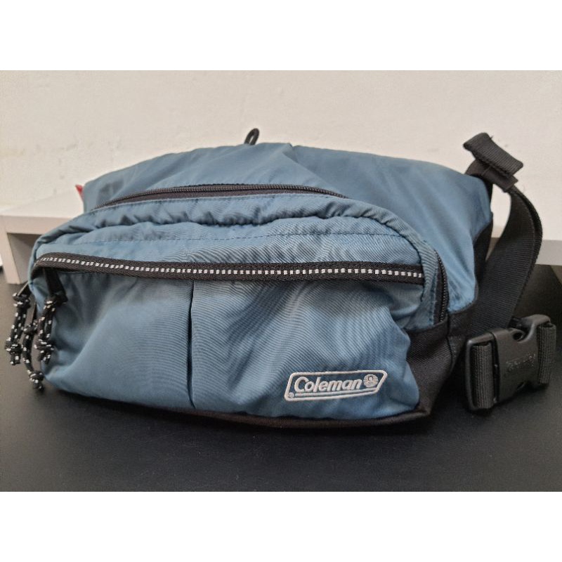 日本購入coleman 科爾曼胸包斜背包腰包大容量灰藍色 蝦皮購物