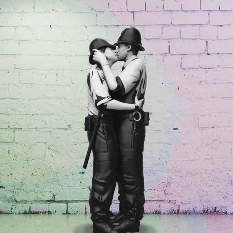 現貨 保證正版 Mighty Jaxx Kissing Coppers 親吻警察 Banksy 班克斯