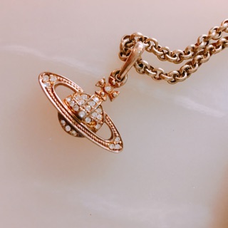 經典不敗款 Vivienne Westwood 玫瑰金土星Logo項鍊