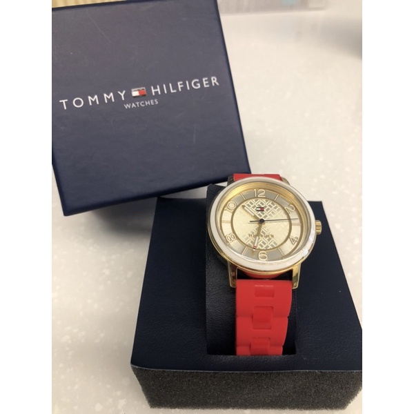 「金少爺與賈貴婦」TOMMY &amp; HILFIGER 紅色橡膠錶帶金底白邊手錶