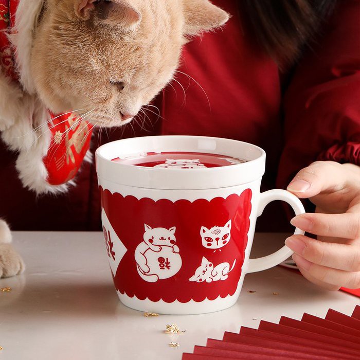喜氣胖貓咪陶瓷馬克杯 白色 紅色 過年 貓咪 小貓 陶瓷餐具 帶蓋馬克杯 清倉特賣 特價【波仔家生活雜貨舖】