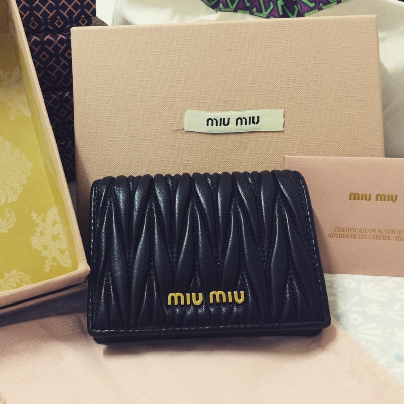 Miu Miu 經典真皮短夾卡包 黑