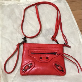 手提肩背兩用小機車包# 實品照 全新未使用，出售商品不含黑色皮夾及紙巾，背面有一點點小傷