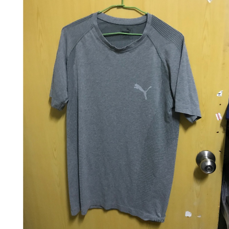 #puma 男生短袖T恤 m號 胸圍48 長度69 極新 標籤已剪 不介意再買