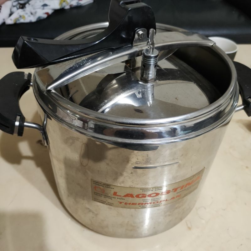 Lagostina經典款壓力鍋 12L.樂鍋史蒂娜是來自義大利的品牌，1960年推出不鏽鋼壓力鍋，幾乎全新