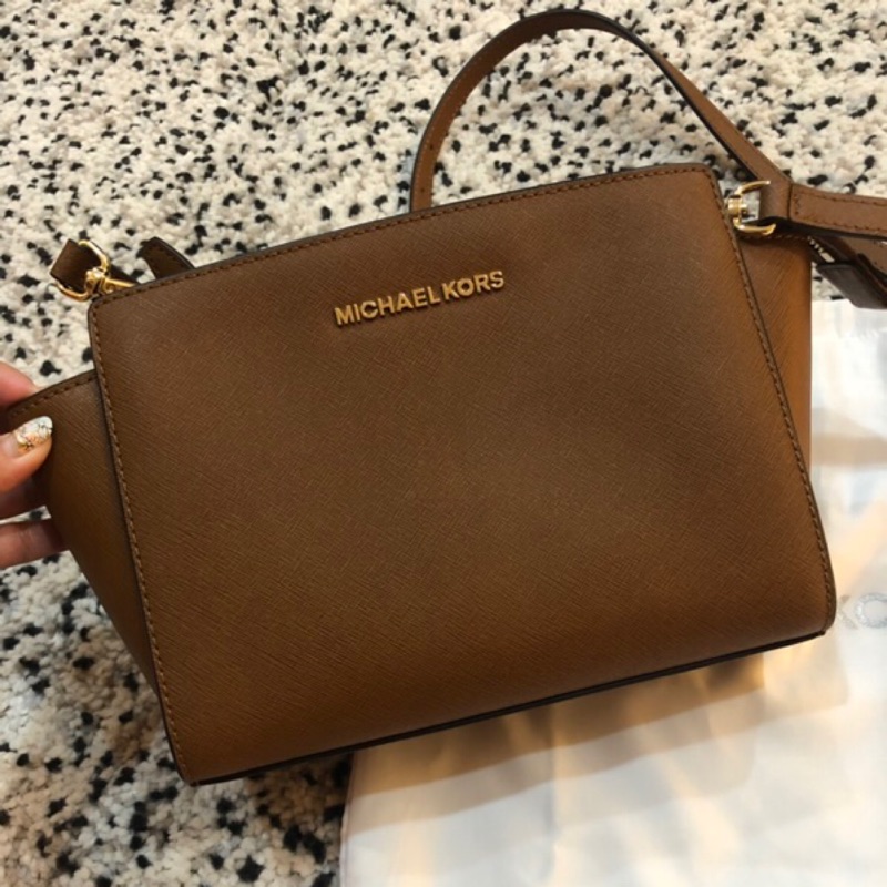 MICHAEL KORS SELMA金字防 刮皮革斜背包(中/棕)