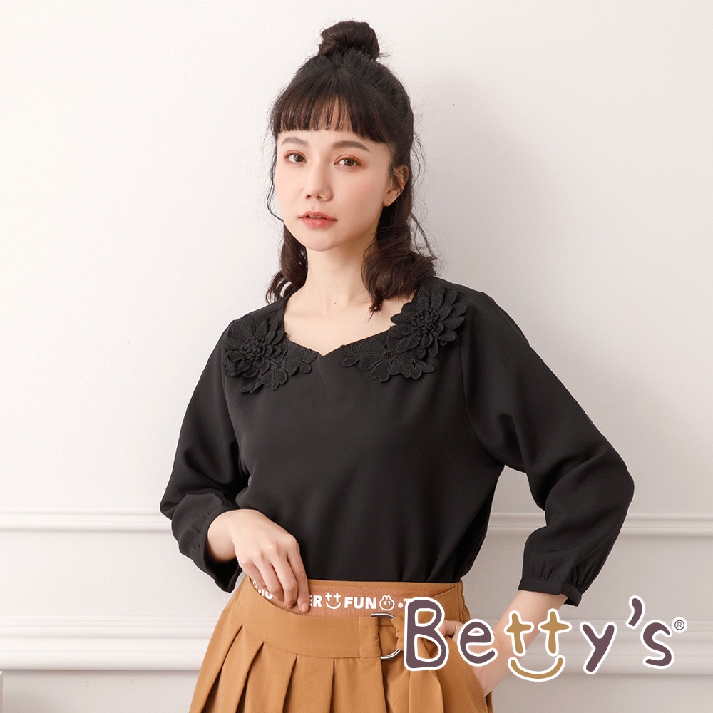 betty’s貝蒂思(05)雪紡蕾絲花壓飾上衣(黑色)